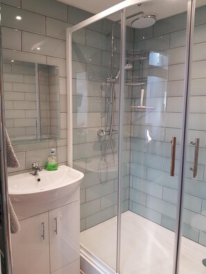 Dusche, Haartrockner, Handtücher, Seife