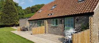 Dog & family friendly 2 bed barn conversion in country setting