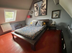 3 habitaciones, tabla de planchar con plancha y cuna de viaje 