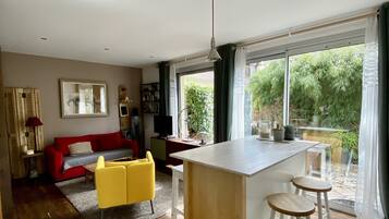 Smart-tv, videospelletjes, een dvd-speler en boeken