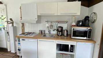 Een koelkast, een microgolfoven, een oven, een kookplaat