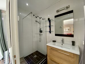 Hair dryer, towels, soap, toilet paper - The workshop near Rouen (Saint-Jean-Du-Cardonnay)