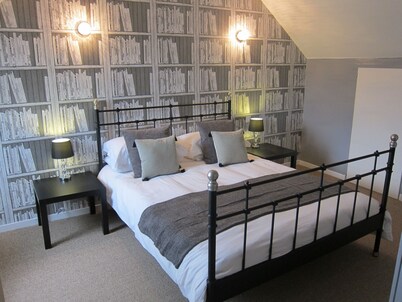 Bonita casa de campo con interiores elegantes, jardín tranquilo y hermosas vistas.