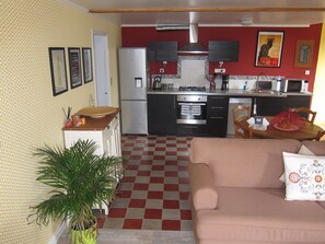 Télévision, lecteur de DVD, livres, vidéothèque