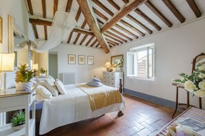 5 bedrooms, iron/ironing board, free WiFi, bed sheets