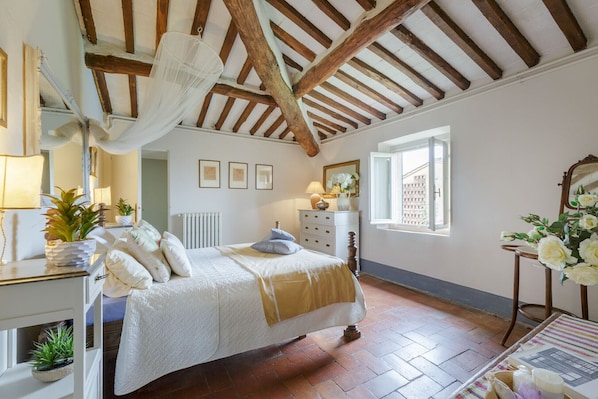 5 bedrooms, iron/ironing board, bed sheets