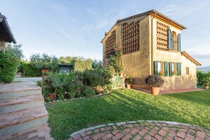 Property grounds - ROMANTIC FARMHOUSE VILLA WITH PRIVATE INFINITY POOL AND GREAT VIEWS IN LUCCA (Capannori)
