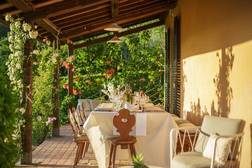 ROMANTIC FARMHOUSE VILLA WITH PRIVATE INFINITY POOL AND GREAT VIEWS IN LUCCA