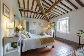 5 bedrooms, iron/ironing board, free WiFi, bed sheets