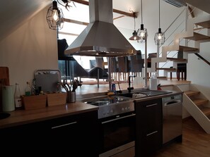 Kjøleskap, mikrobølgeovn, ovn og kokeplater