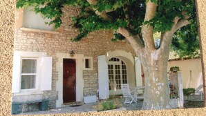 A stone building with a tree in front, a door, and a window. - MAS with swimming pool 5 minutes from Saint Remy de Provence (Tarascon)