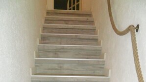 A staircase with wooden steps and a rope handrail. - MAS with swimming pool 5 minutes from Saint Remy de Provence (Tarascon)