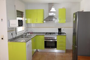 Fridge, microwave, oven, dishwasher - CASA DOFI, Ideal house for your holidays near the sea, free wifi, optional air conditioning, private pool, pets allowed, dog’s beach (Delta de l'ebre)