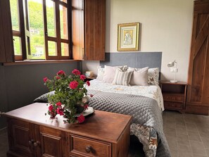 2 quartos, ferros/tábuas de passar roupa, berço de viagem