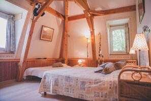 3 habitaciones, tabla de planchar con plancha y cuna de viaje