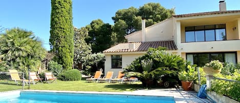 حمّام سباحة خارجي