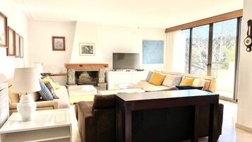 Fernseher, Kamin, DVD-Player, Stereoanlage