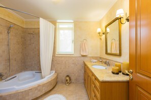 花灑/浴缸組合、風筒、提供毛巾、番梘