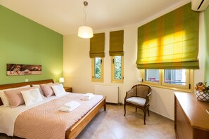 5 間睡房、書桌、熨斗/熨衫板、可攜式嬰兒床