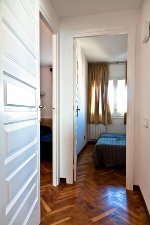 2 bedrooms, iron/ironing board, travel cot, free WiFi