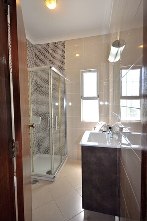 Duschwanne, Haartrockner, Bidet, Handtücher