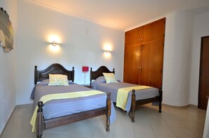 2 Schlafzimmer, Zimmersafe, BĂŒgeleisen/BĂŒgelbrett, Reisekinderbett