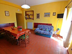 TV, ping pong, books, stereo