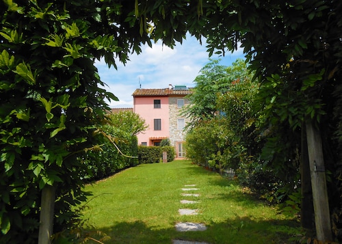 Exclusive villa, huge swimming pool and flowered garden with bbq. Free WiFi + AC