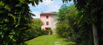 Exclusive villa, huge swimming pool and flowered garden with bbq. Free WiFi + AC