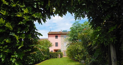 Exclusive villa, huge swimming pool and flowered garden with bbq. Free WiFi + AC