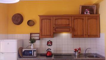 Frigorifero, microonde, piano cottura, lavastoviglie