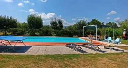 Exclusive villa, huge swimming pool and flowered garden with bbq. Free WiFi + AC