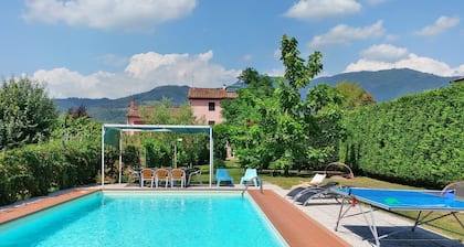 Exclusive villa, huge swimming pool and flowered garden with bbq. Free WiFi + AC
