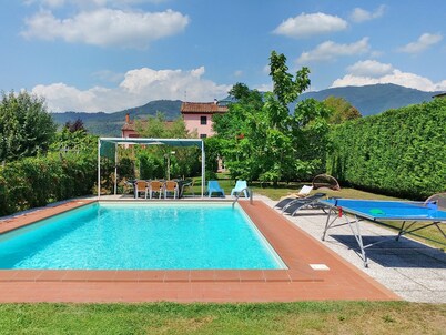 Exclusive villa, huge swimming pool and flowered garden with bbq. Free WiFi + AC