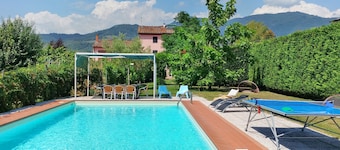 Exclusive villa, huge swimming pool and flowered garden with bbq. Free WiFi + AC