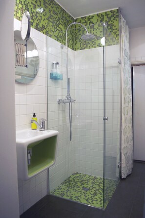 Douche, sèche-cheveux, serviettes fournies, savon