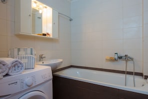 Bañera con ducha, secador de pelo, toallas, jabón