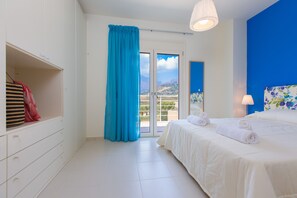 3 habitaciones, tabla de planchar con plancha y cuna de viaje