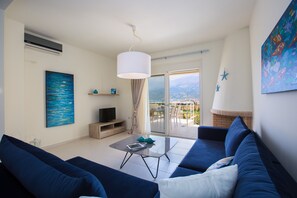 Televisie, een open haard en een dvd-speler