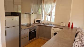 Een koelkast, een microgolfoven, een oven, een kookplaat