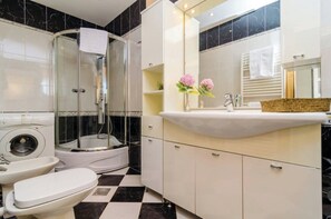Sèche-cheveux, serviettes fournies, papier toilette