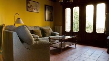 Televisie, een open haard en een dvd-speler