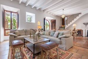 Télévision, lecteur de DVD, table de tennis de table, livres