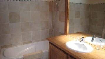 Een bad, een haardroger, handdoeken