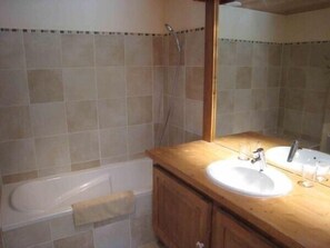 Baignoire, sèche-cheveux, serviettes fournies