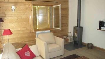 Smart-tv, een open haard, een dvd-speler en boeken