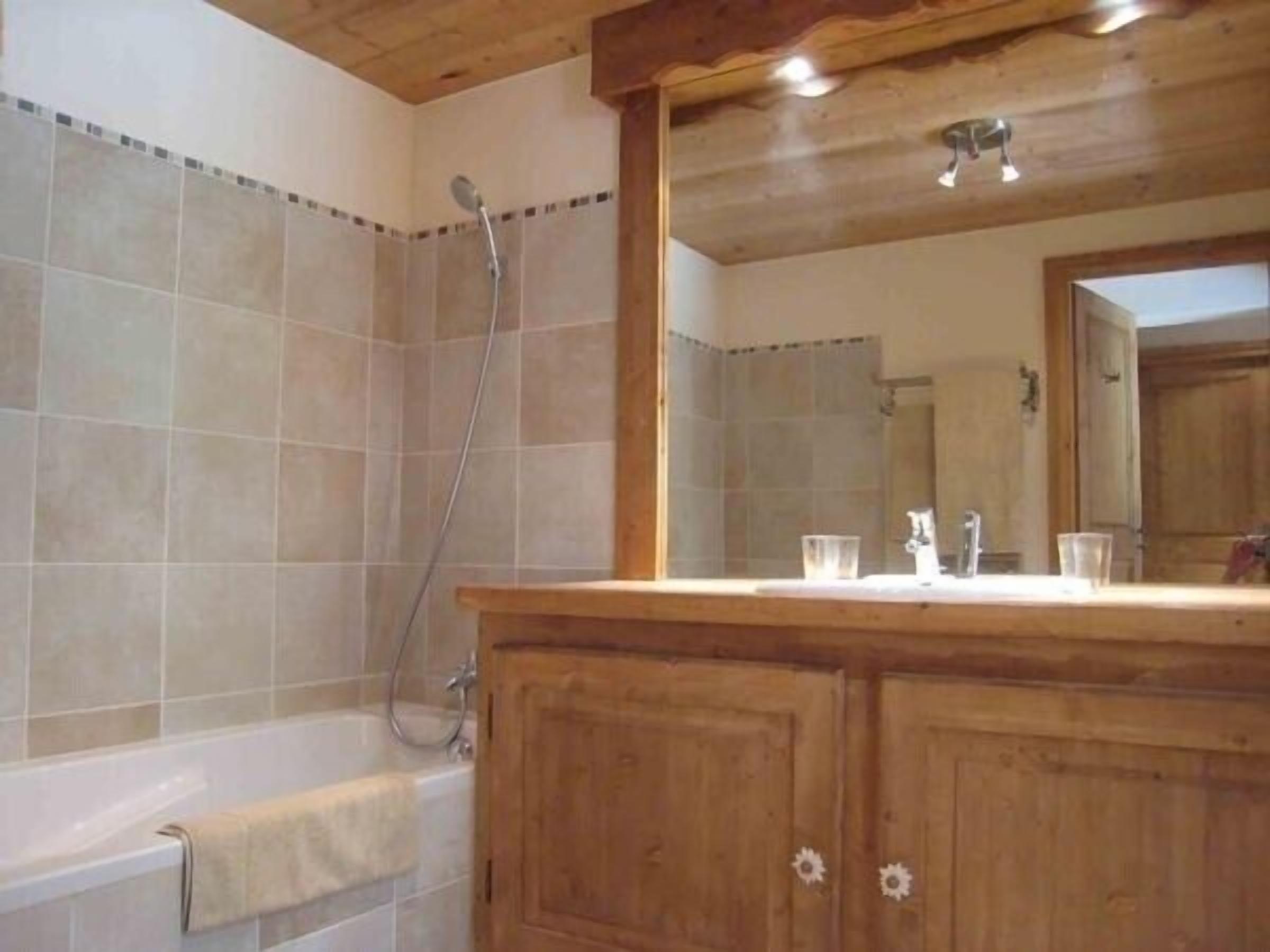 Baignoire, sèche-cheveux, serviettes fournies