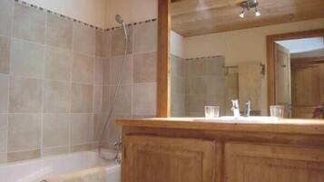 Baignoire, sèche-cheveux, serviettes fournies