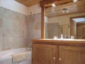 Baignoire, sèche-cheveux, serviettes fournies