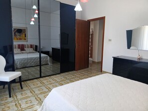 3 bedrooms, iron/ironing board, travel crib, free WiFi - Panarea House - Detached cottage by the sea (Marina di Modica - Modica)